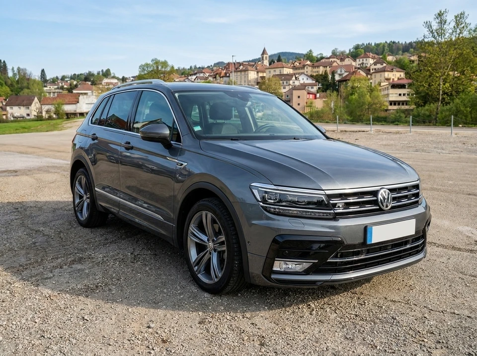 SUV Volkswagen Tiguan Allspace R-Line, carrosserie gris Indium métallisé, vue 3/4 avant gauche, stationnement extérieur