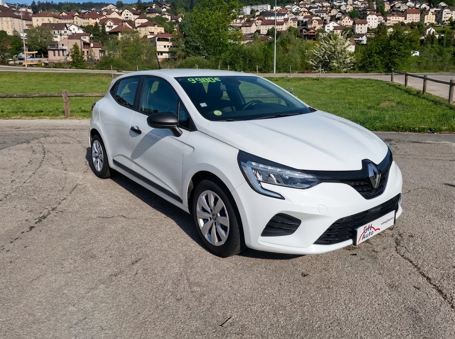 Véhicule Renault Clio V (5ème génération) blanc nacré, vue trois-quarts avant gauche, stationné sur un parking asphalté