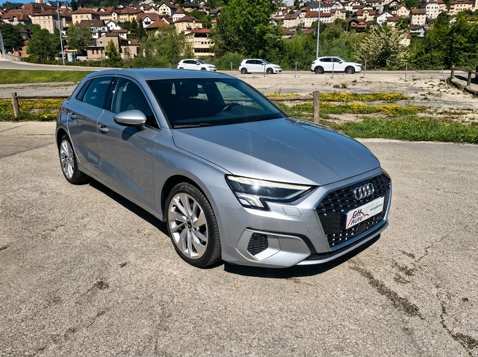 Véhicule Audi A3 Sportback (4e génération, 2020+) en finition S-Line, coloris gris Florett, photographié en extérieur sur parking