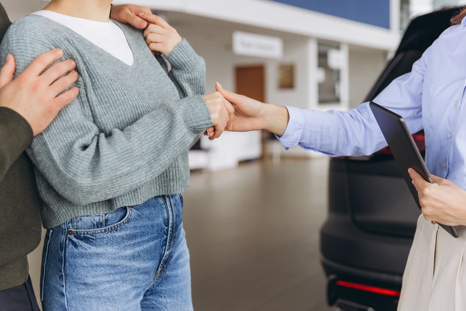 Habitacle d'une BMW, vue conducteur depuis le volant